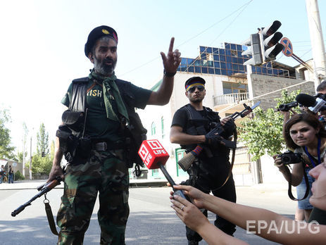 В Ереване захватившая здание полиции группа в знак протеста сожгла полицейскую 