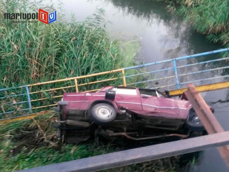 В Мариуполе автомобиль с военными упал в реку &ndash; СМИ