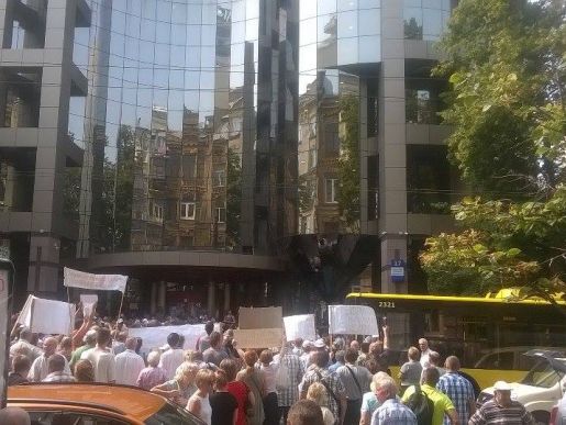 300 вкладчиков банка "Михайловский" перекрыли улицу Сечевых Стрельцов в Киеве