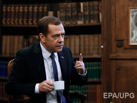 Медведев посетил аннексированный Крым и пообещал выделить из бюджета РФ 100 млрд руб. на дорогу из Керчи в Симферополь