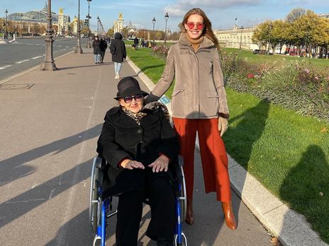 Водянова показала снимки празднования 90-летия своей бабушки в семейном кругу