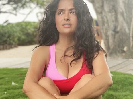 Хайек снялась для видео с птицей на голове