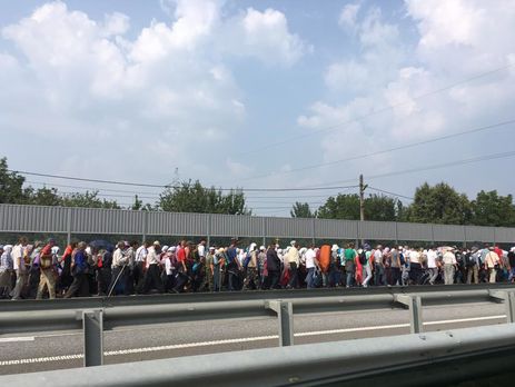 Крестный ход УПЦ МП идет в Киев по встречной полосе Житомирской трассы. Фоторепортаж