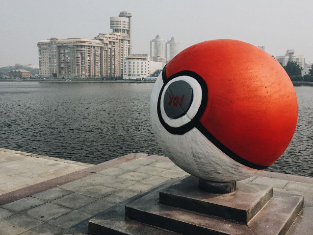 В Екатеринбурге гранитный шар превратили в гигантский покебол