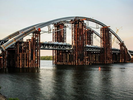 В Киеве спасатели сняли женщину с недостроенного Подольского моста