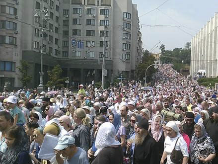 Медик: В Киеве около 100 участников крестного хода УПЦ МП обратились за медпомощью