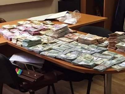 НАБУ: В Киеве задержаны чиновники налоговой инспекции и адвокат