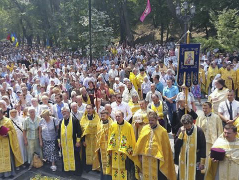 Крестный ход УПЦ КП достиг Владимирской горки в Киеве, начался праздничный молебен