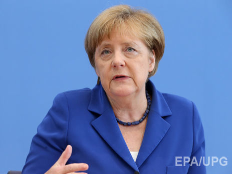 Меркель заявила, что Германия не будет изменять миграционную политику