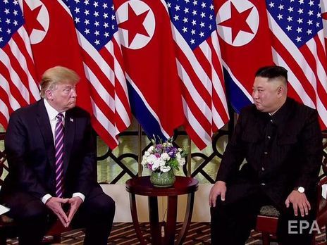 У 2018 році Трамп і Кім Чен Ин підписали ядерну угоду в Сінгапурі, у якій КНДР підтвердила прихильність до повної денуклеаризації Корейського півострова