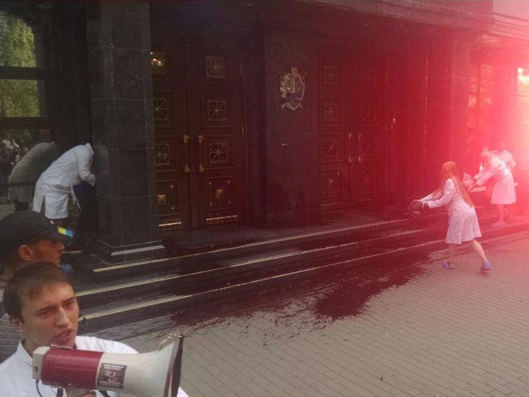 Активисты облили "кровью" двери здания Генпрокуратуры Украины