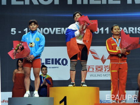 Рекордсменка мира Светлана Цакураева (в центре) одна из уличенных в употреблении допинга после перепроверки проб