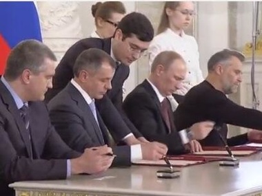 Путин и непризнанные крымские власти подписали договор о вхождении Крыма в Россию 