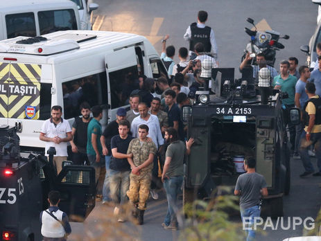 В Турции из-под стражи освобождены 758 военных
