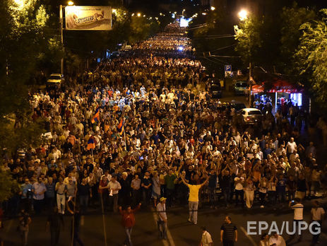 Полиция Армении разогнала митинг возле захваченного здания патрульной службы, есть раненые