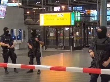 Ugroza Terakta V Aeroportu Amsterdama Policiya Provodit Vyborochnuyu Proverku Avtomobilej Gordon