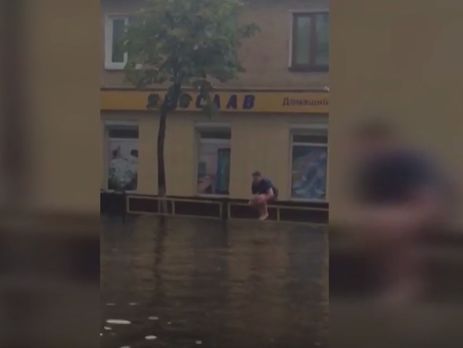 Сильный ливень затопил улицы Житомира: дети устроили купание на проезжей части. Видео