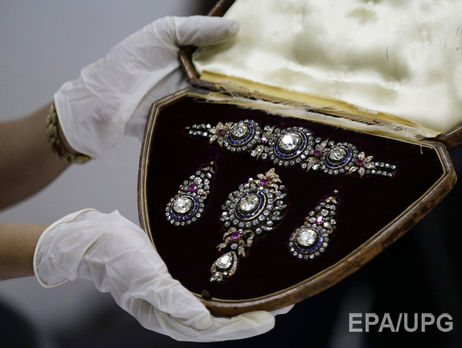 Супруги из Шотландии нашли в старом стуле драгоценности с бриллиантами 