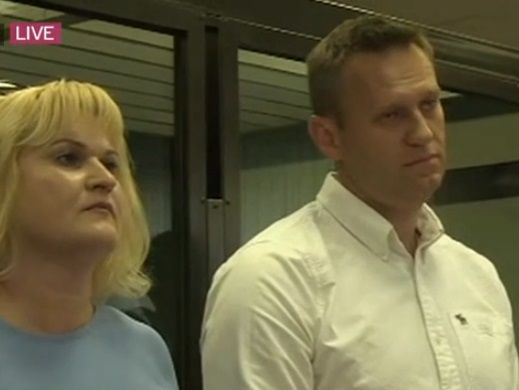 Суд отказался поместить Навального в колонию по делу "Ив Роше"