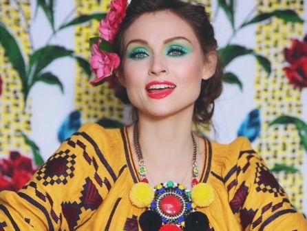 Come With Us: Эллис-Бекстор примерила разные вышиванки в своем новом клипе. Видео