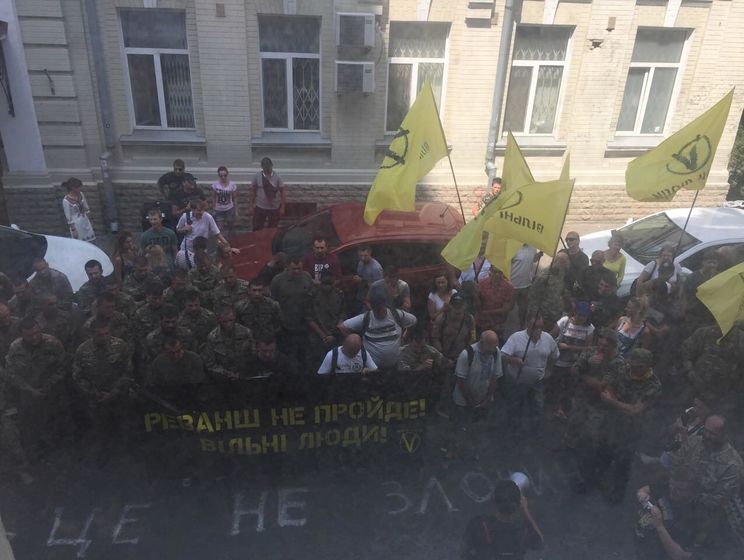 Активисты пикетируют Печерский суд с требованием ареста Ефремова