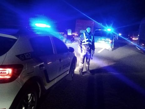 ﻿Двоє людей міняли колесо на трасі в Одеській області, їх на смерть збило інше авто – поліція