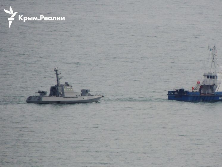 ﻿Українські військові кораблі йдуть через Керченську протоку. Відео