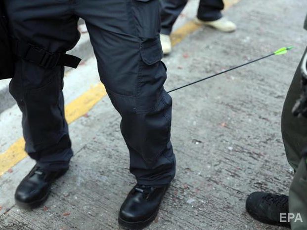 ﻿У Гонконгу протестувальники поранили поліцейського з лука