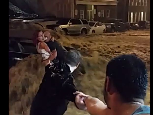 Американцы спасли во время наводнения заблокированную в автомобиле женщину. Видео