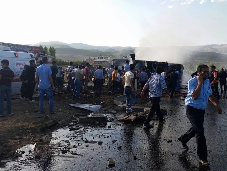 На востоке Турции террористы взорвали грузовик рядом с полицейским броневиком, есть погибшие