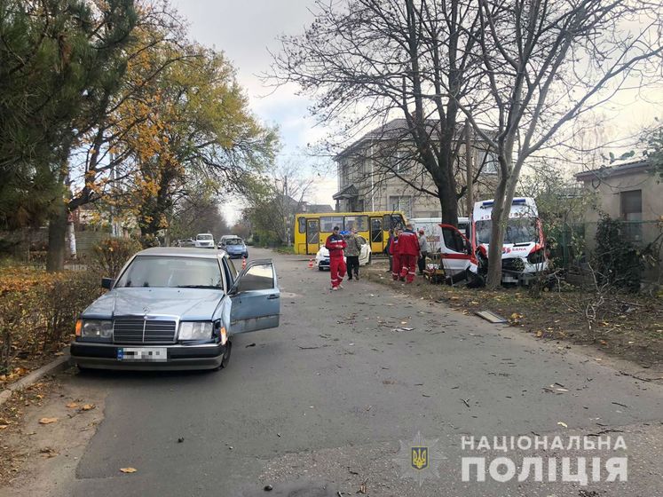 В Одессе "скорая" столкнулась с легковушкой, четыре человека пострадали