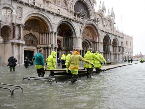 ﻿У Венеції вода почала відступати після чергового піку повені