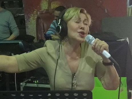 62-летняя Успенская показала декольте в купальнике