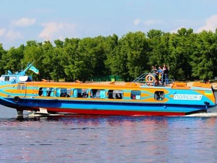 Из Киева в Канев по Днепру запустили прогулочный катер
