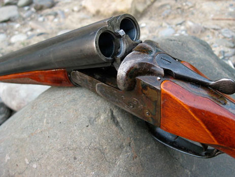 Прокуратура: На Закарпатье полицейский во время проверки ружья ранил своего напарника и женщину