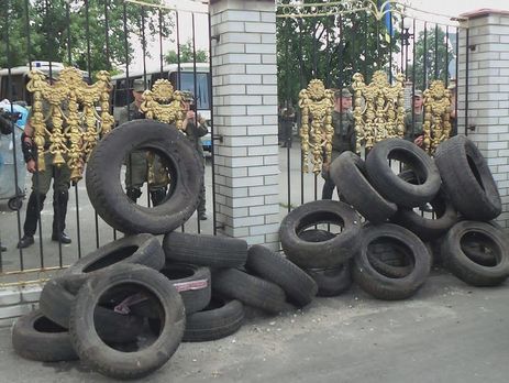 Добровольцы принесли шины под суд, где сегодня должны слушать дело бойцов 