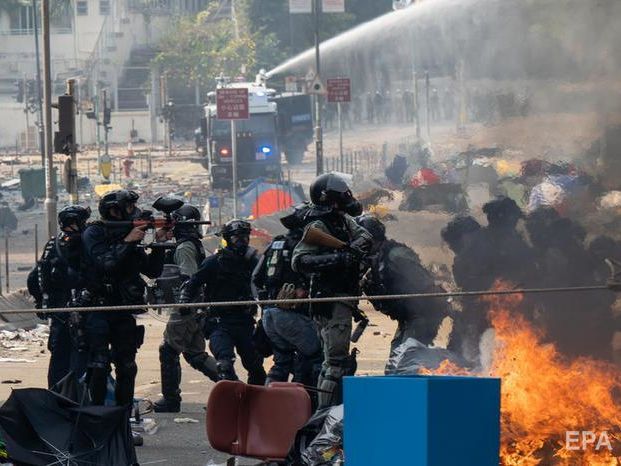 В Гонконге полиция пригрозила применить боевые патроны против студентов