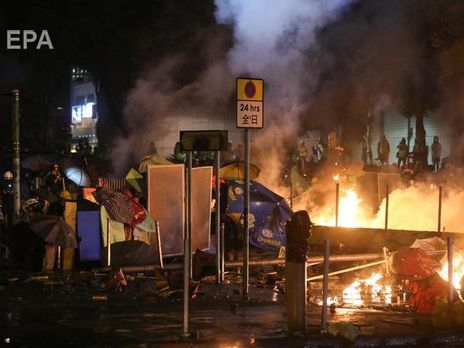 ﻿У Гонконгу поліція штурмувала університет, у якому забарикадувалися студенти-протестувальники