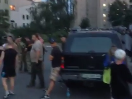 Под зданием суда, где судят бойцов 