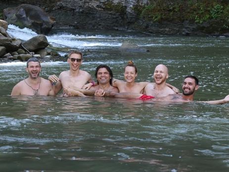Козловский, Матвиенко, Мирзоян, Тарабарова, Борисюк в Яремче искупались в реке Прут. Фоторепортаж