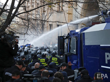 В Грузии спецназ водометами разогнал акцию протеста под парламентом
