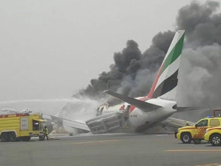 В аэропорту Дубая при посадке загорелся самолет