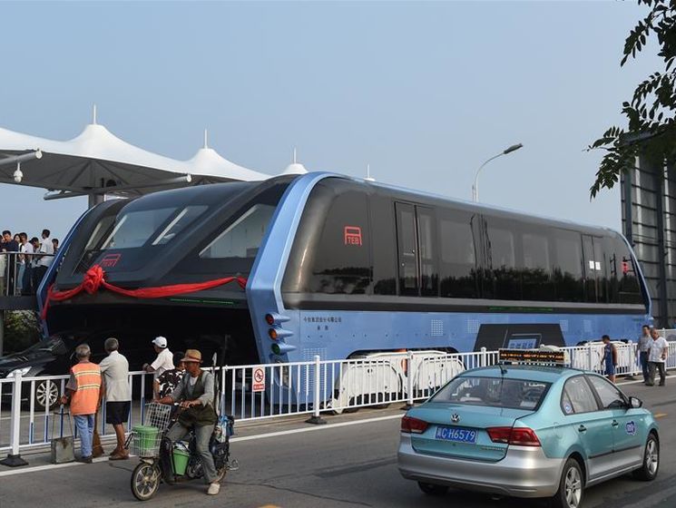 Китай тестирует первый в мире автобус, передвигающийся над дорогой. Видео