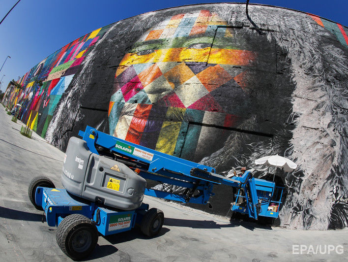 В Рио художник на гигантской стене изобразил представителей коренного населения пяти континентов. Видео