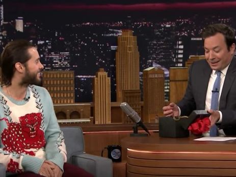 Джаред Лето подарил Фэллону змею. Видео