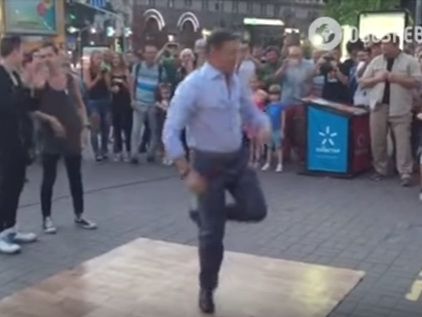 Ляшко станцевал на Майдане в Киеве. Видео