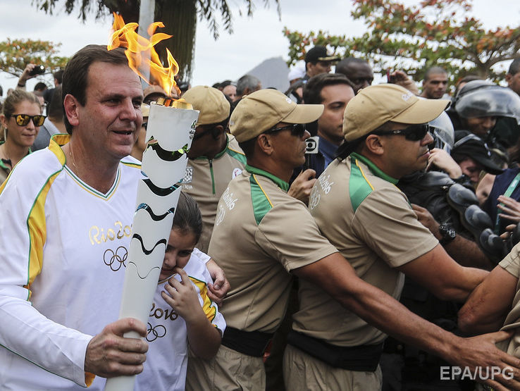 ВВС: Олимпийский огонь в Рио встретили протестами
