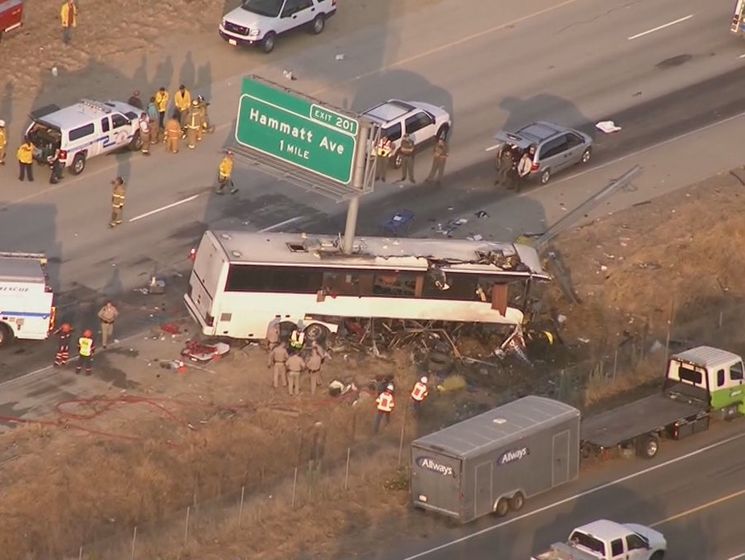В США в результате ДТП придорожный столб разрезал пассажирский автобус, пятеро погибших