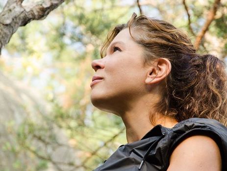 Руслана показала нелегальную вырубку лесов в Карпатах