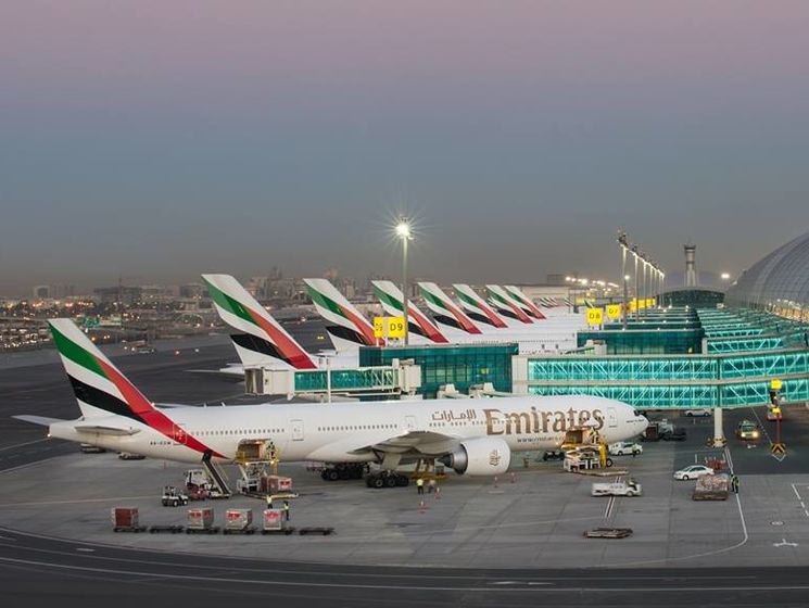 В сети появились снятые в салоне кадры эвакуации пассажиров загоревшегося самолета в Дубае. Видео